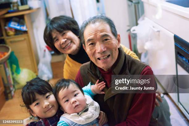 portrait of grand father mother and his grand daughter and grand son. - homecoming 個照片及圖片檔