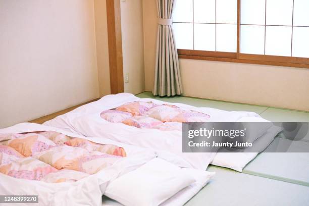 japanese style hotel, futon - colchão japonês imagens e fotografias de stock