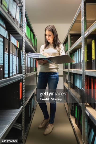 wirtschaftsprüferin frau, die dokumente im finanzdateiarchiv kontrolliert - legal appeal stock-fotos und bilder