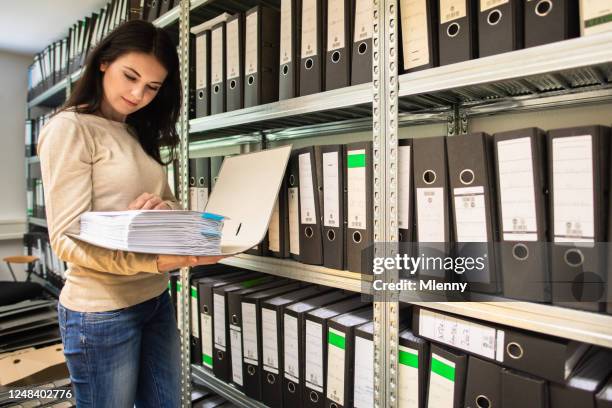 weibliche wirtschaftsprüferin, die dokumente im finanzdateiarchiv controllingt - case file folder stock-fotos und bilder