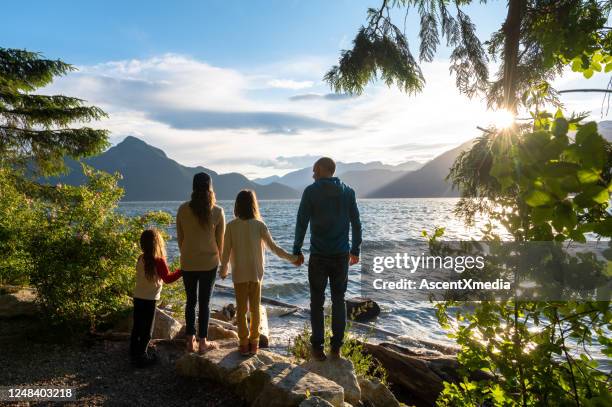 familiebinding in de natuur - vancouver canada stockfoto's en -beelden