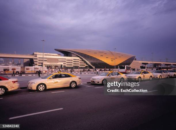 taxicabs waiting at futuristic metro stop in dubai - dubai taxi stock pictures, royalty-free photos & images