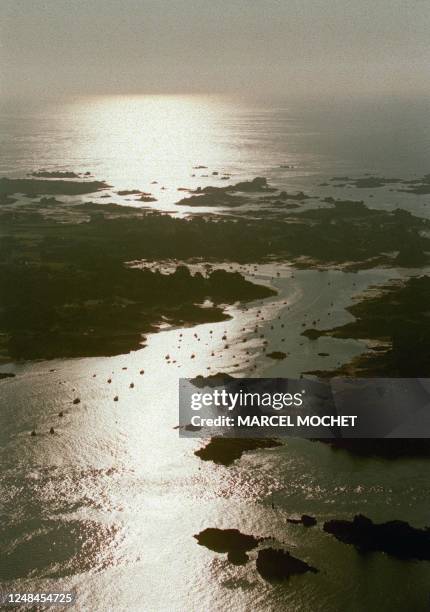 Lever de soleil le 24 Juillet 1999 sur le mouillage de la corderie de l'Ile de Brehat dans les côtes d'Armor.