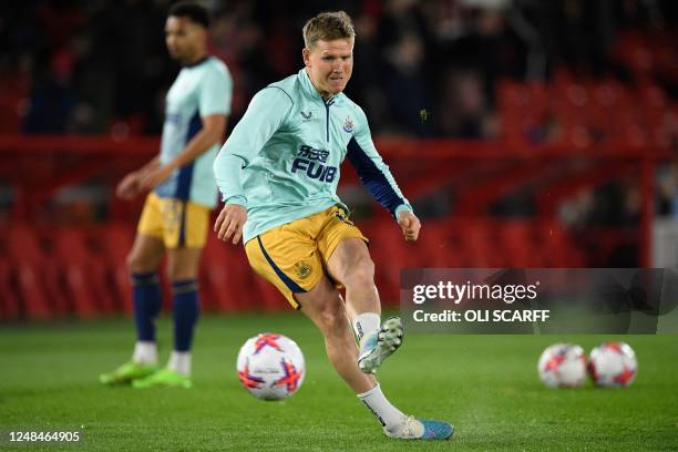 Newcastle United's Scottish midfielder Matt Ritchie warms up ahead of the English Premier League football match between Nottingham Forest and...