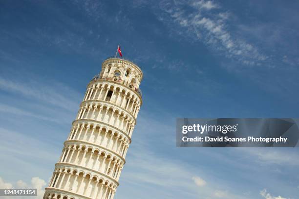 the leaning tower of pisa in pisa, italy - torre di pisa stock-fotos und bilder