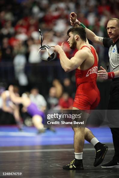 Yianni Diakomihalis of Cornell wins by decision over Shayne Van Ness