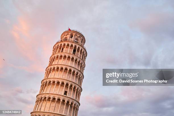 the leaning tower of pisa in pisa, italy - torre di pisa stock-fotos und bilder