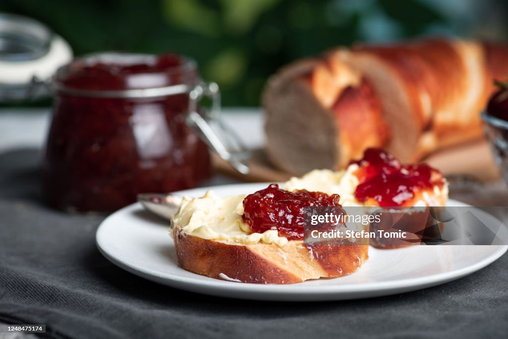 Sanduíche com geleia de morango espalhado com margarina em um prato
