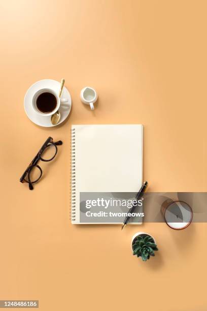coffee break table top with note book still life image. - accessoire photos et images de collection