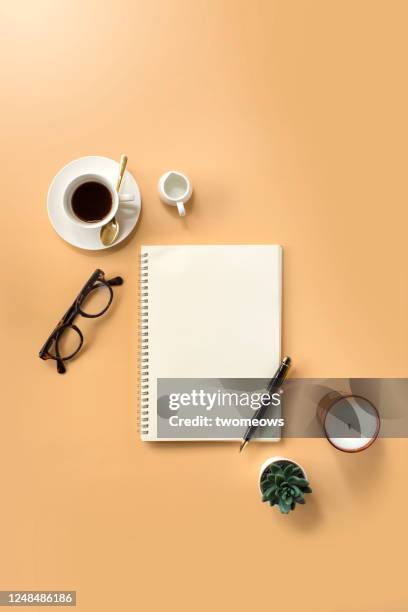 coffee break table top with note book still life image. - office work flat lay stockfoto's en -beelden