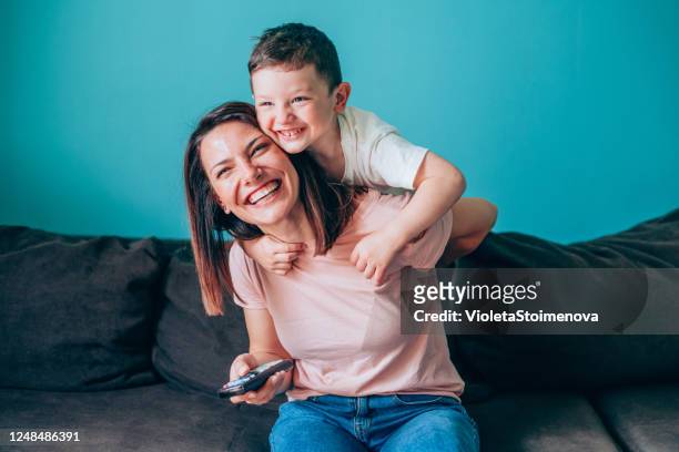 madre e hijo viendo la televisión en casa. - familia viendo tv fotografías e imágenes de stock