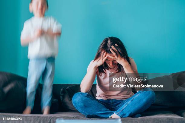 beklemtoonde moeder die probleem met lawaaierige ondeugende zoon heeft. - angry child stockfoto's en -beelden