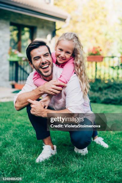 tempo prezioso con mia figlia. - portrait playful caucasian man foto e immagini stock