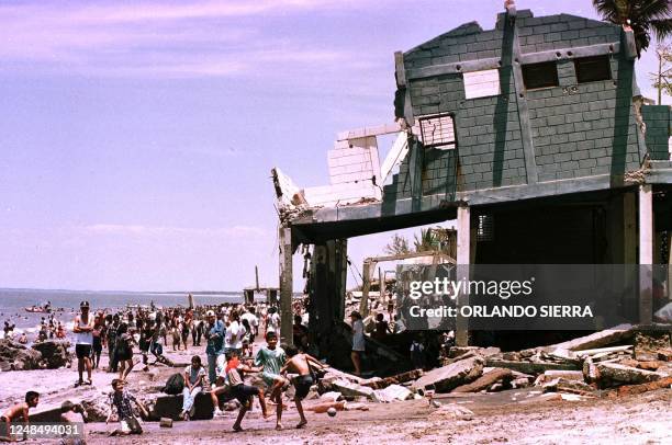 Men, women and children enjoy themselves on a beach in Cedeno, Honduras 01 April 1999. Mujeres, hombres y ninos disfrutan el 01 de Abril el feriado...