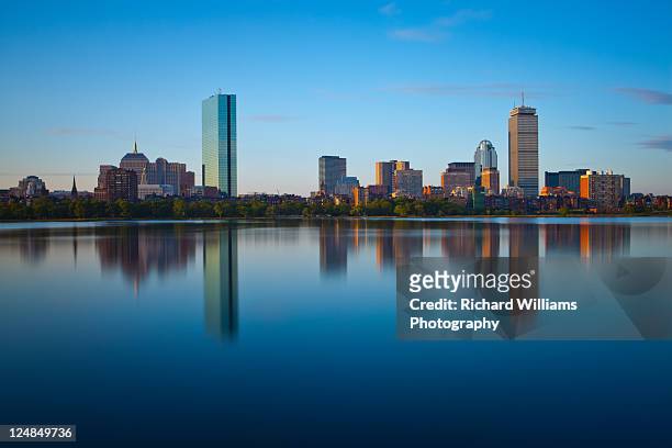 boston after sunrise - boston massachusetts stock-fotos und bilder