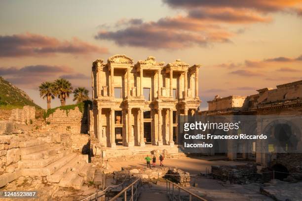 ephesus, turkey. library of celsus at sunrise, beautiful sky - internationaal monument stockfoto's en -beelden