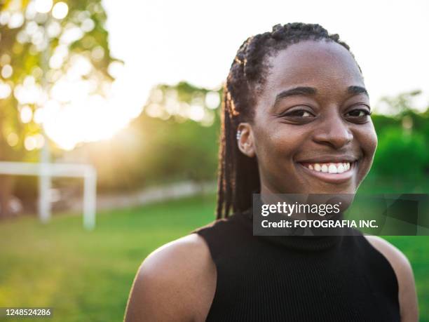 retrato ao ar livre de jovem africana - no make up - fotografias e filmes do acervo