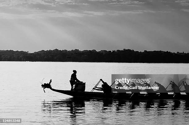 at stroke of dawn - bote dragón fotografías e imágenes de stock