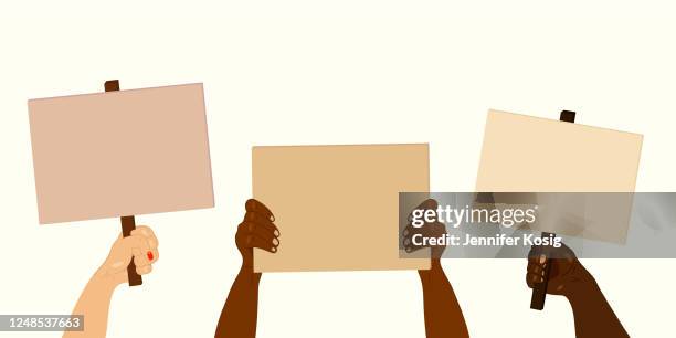 ilustrações, clipart, desenhos animados e ícones de conjunto de mãos segurando cartazes de protesto com espaço de cópia - igualdade racial