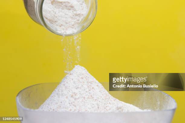 wheat flour falling into a food scale - grão de amido imagens e fotografias de stock