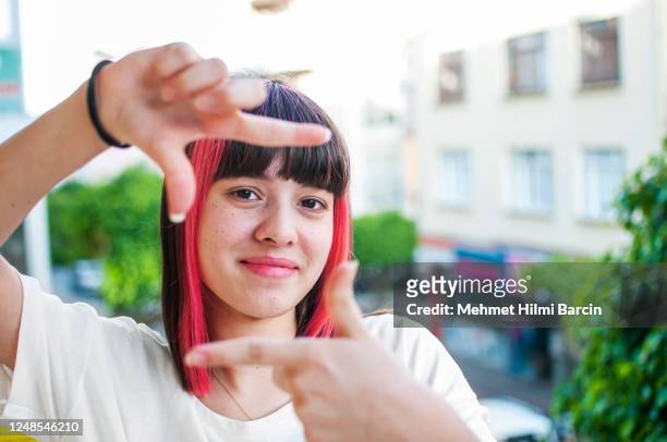 foto quadro mãos com menina cabelo rosa - dedos fazendo moldura - fotografias e filmes do acervo