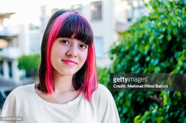 teenager mit rosa haaren - coiffure punk stock-fotos und bilder
