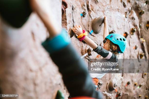 crianças escalando parede de rochas interiores - bouldering - fotografias e filmes do acervo