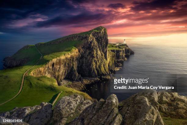 the last sunbeam at neist point lighthouse - isle of skye (glendale, scotland) - schotland stockfoto's en -beelden
