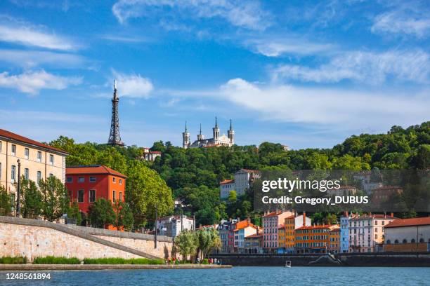 colina de fourviere con basílica notre dame de fourviere y torre de comunicación en lyon ciudad francesa vista desde el río saone - auvernia ródano alpes fotografías e imágenes de stock