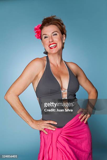 woman pink sarong, portrait - dekolletage foto e immagini stock