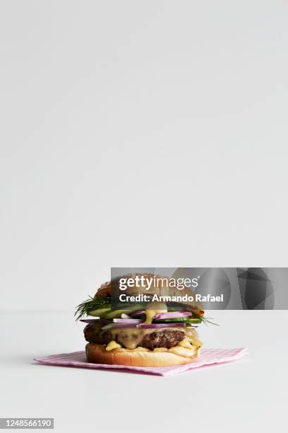 havarti fresh dill burger - nobody burger colour image not illustration stockfoto's en -beelden