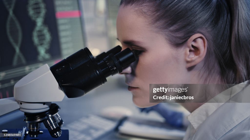 Microbilologist Female Microbiologist Studying Coronavirus And Its Mutations Futuristic ...