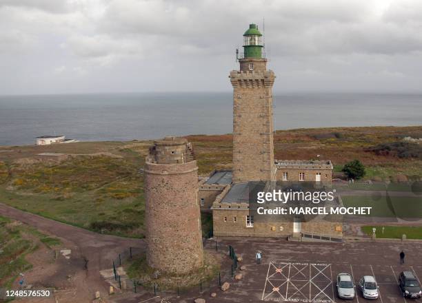 Photo aérienne prise le 19 octobre 2006 du phare du Fréhel . D'une hauteur de 33 mètres, le phare du Fréhel est visible à près de 53 kilomètres en...