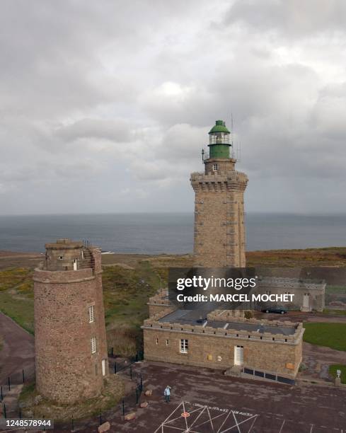 Photo aérienne prise le 19 octobre 2006 du phare du Fréhel . D'une hauteur de 33 mètres, le phare du Fréhel est visible à près de 53 kilomètres en...