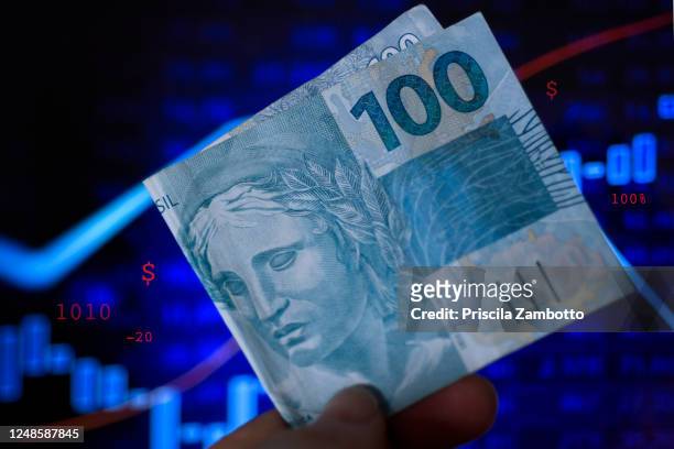 hand holding brazilian money - dinheiro real - fotografias e filmes do acervo