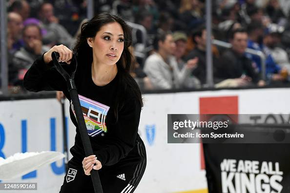 502 Los Angeles Kings Ice Crew Stock Photos, High-Res Pictures, and Images  - Getty Images