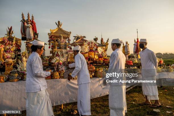 Bali Ritual 64 Balinese Hindus Gather To Perform Purification Ritual Stock Photos ...