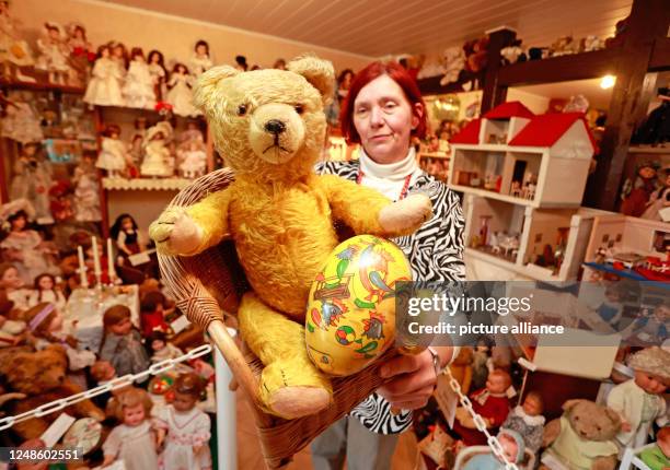 March 2023, Lower Saxony, Nienhagen: Collector Simone Schuldt presents a teddy bear that belongs to the older models. More than 2000 doll figures are...