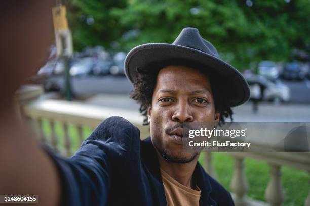 ponto de vista da câmera de um homem machista afro-americano - puckering - fotografias e filmes do acervo