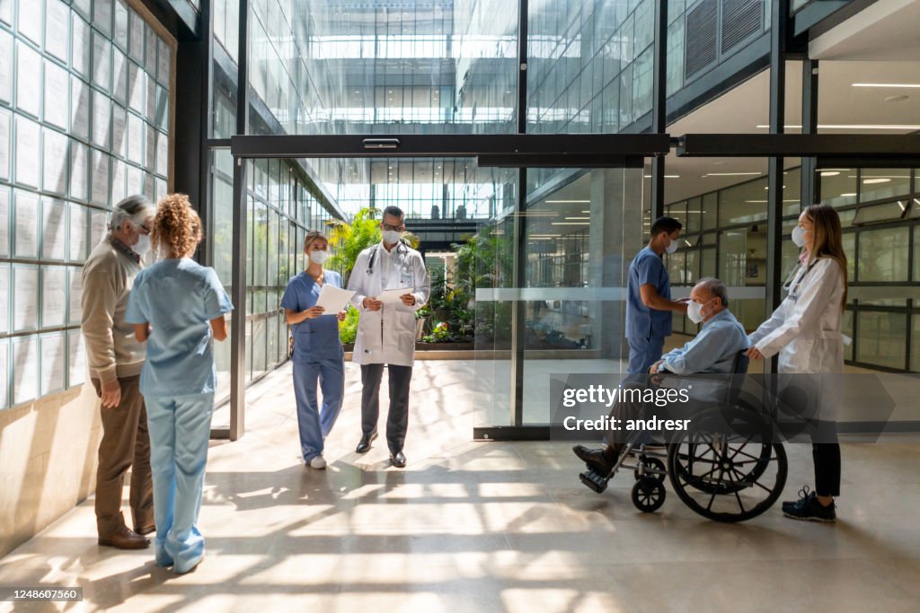 Mensen die in en uit het ziekenhuis lopen