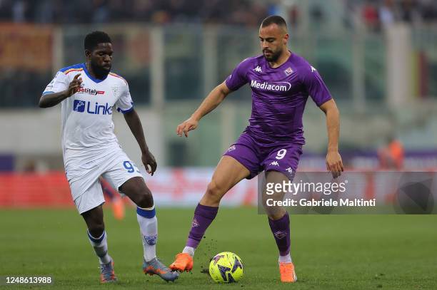 Samuel Yves Umtiti of US Lecce battles for the ball with Arthur Mendonça Cabral of ACF Fiorentina during the Serie A match between ACF Fiorentina and...