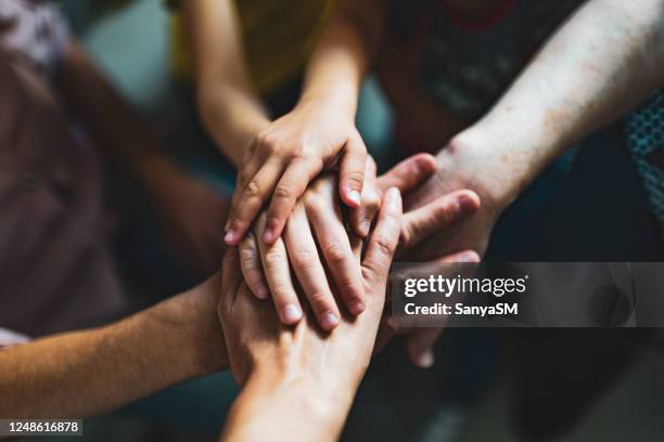 tomar de la mano - apoyar fotografías e imágenes de stock