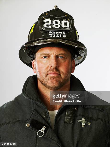 fireman close up - capacete de bombeiro - fotografias e filmes do acervo