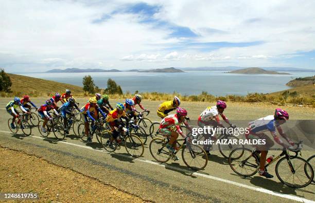 El ciclista Jairo Peres de Colombia encabeza el peloton, llegando a la localidad de Tiquina en el altiplano boliviano a 117 Km de La Paz, el 13 de...