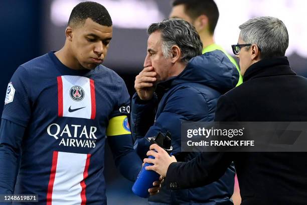 Paris Saint-Germain's French head coach Christophe Galtier speaks with Paris Saint-Germain's French forward Kylian Mbappe during the French L1...