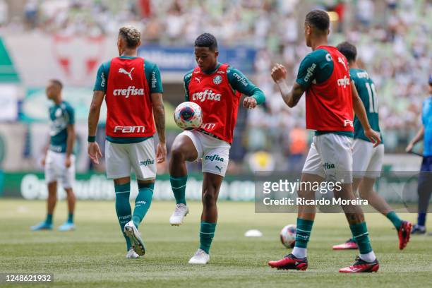 Endrick of Palmeiras warms up prior to the match between Palmeiras and Ituano as part of Semi-finals of Campeonato Paulista at Allianz Parque on...