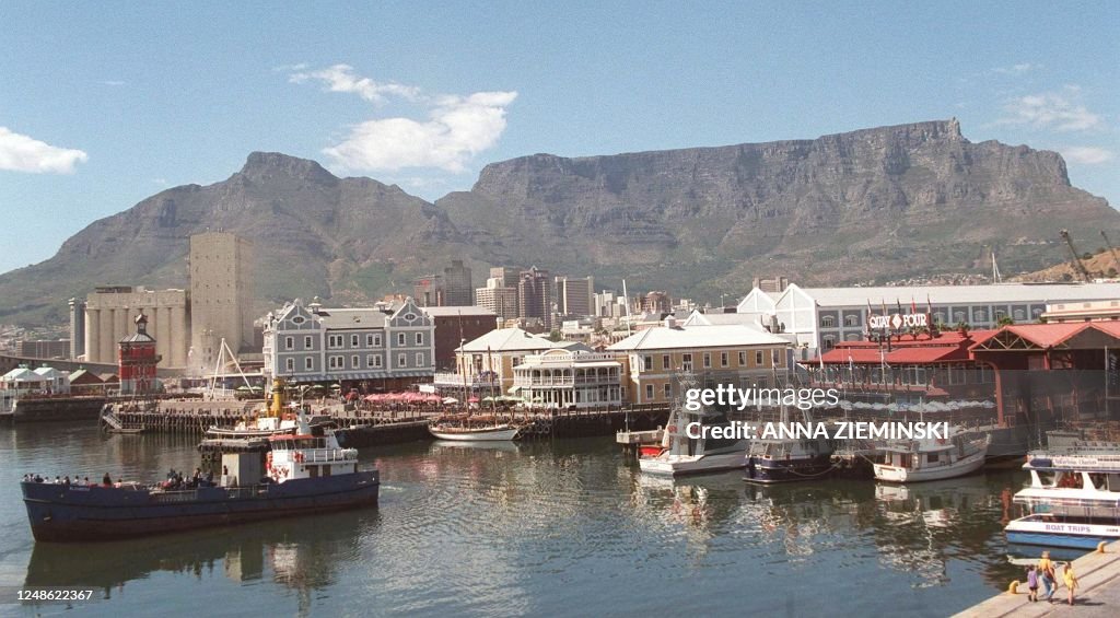 SAFRICA-AROUNDALONE-CAPE TOWN
