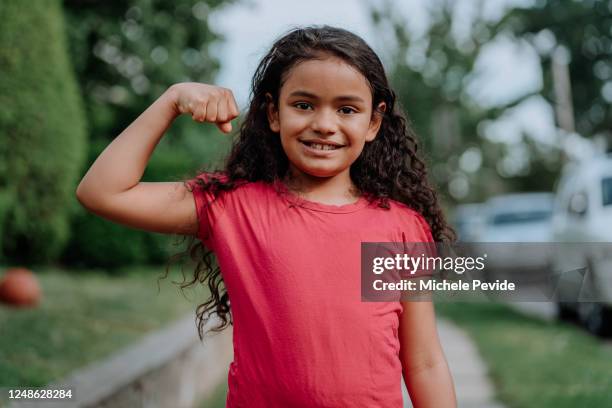 junge schwarze mädchen in selbstbewusster haltung - child strong stock-fotos und bilder