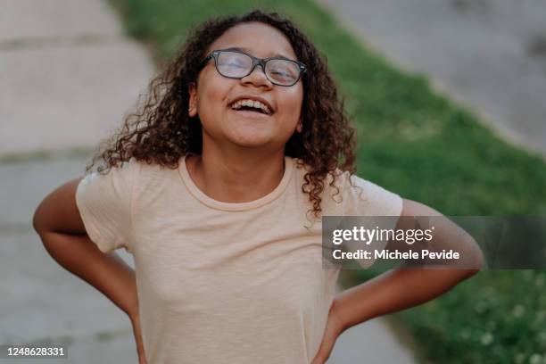 Chica negra brasileña sonriendo y mostrando una actitud fuerte