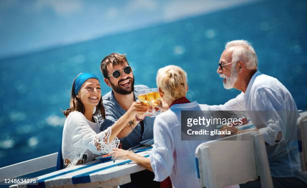 familie op een varende cruise. - cruising stockfoto's en -beelden
